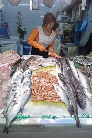 VIGO,SPAIN - May 12:Fish market, seller is preparing fish for sale at the booth full of fresh fish on May 12. 2005 in Vigo,Spain. A fish market is a marketplace used for marketing fish products.のeditorial素材