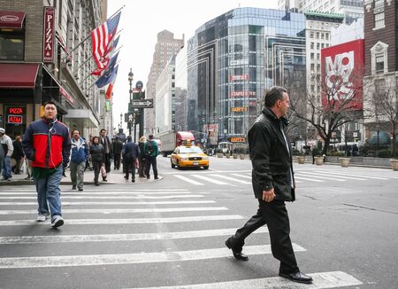 NEW YORK CITY, USA - MARCH 17 : People crossing the street in Midtown Manhattan on March 17th, 2005 in New York City, USA.のeditorial素材
