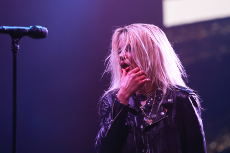 Foto de ZAGREB, CROATIA - 25th June, 2018 : British-American indie rock band The Kills performs on the OTP World stage during the first day of 13th INmusic festival located on the lake Jarun in Zagreb, Croatia. - Imagen libre de derechos