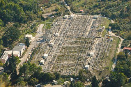 An aerial view of a large power plant.