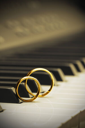 Wedding rings on pianoの写真素材