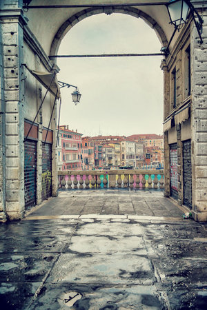 Rialto bridge, Venice, Italy, ancient European architecture, touristic city, grunge style photo, famous landmark, travel and tourism concept
のeditorial素材
