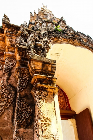 Thai temple gate arch with Buddhaの写真素材
