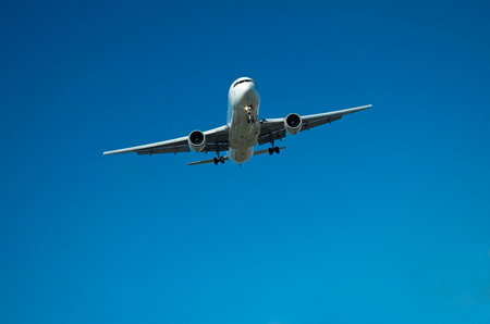 Large airliner approaching the airport in clear skies