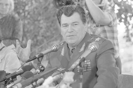 Moscow, USSR - August 23, 1991: Minister of Defence of the USSR Yevgeniy Ivanovich Shaposhnikov gives press-conference at extraordinary session of Supreme Soviet of people's deputies of the USSRのeditorial素材