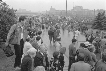 Moscow, USSR - August 22, 1991: People near the White House during days of coup d'etat.のeditorial素材