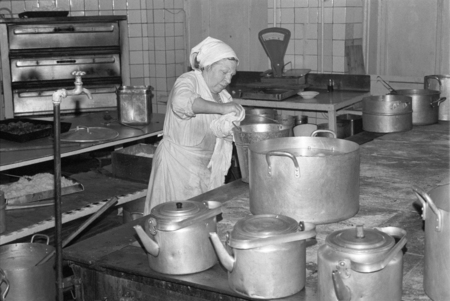 Moscow, USSR - November 23, 1989: Canteen in the Ministry of the Automotive Industry of the USSR. Elderly woman works in the kitchen of the canteenのeditorial素材