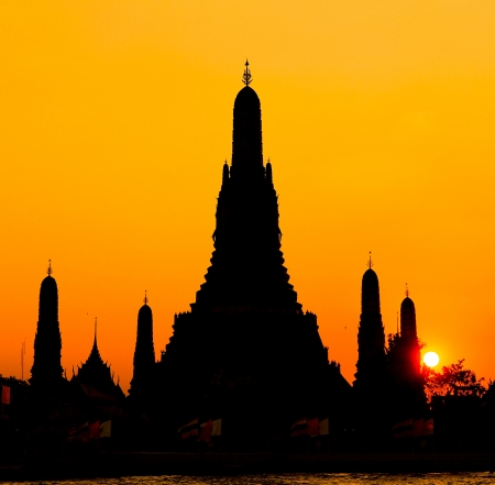 sunset Wat Arun Temple in bangkok thailand の写真素材