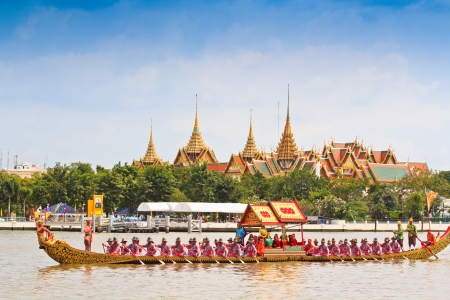 BANGKOK,THAILAND-NO VEMBER 9 Decorated barge parades past the Grand Palace at the Chao Phraya River during Fry the Kathina ceremony cloth of Royal Barge Procession on Nov  9, 2012 in Bangkok,Thailand のeditorial素材