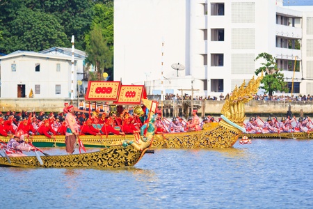 BANGKOK,THAILAND-NO VEMBER 9 Decorated barge parades past the Grand Palace at the Chao Phraya River during Fry the Kathina ceremony cloth of Royal Barge Procession on Nov  9, 2012 in Bangkok,Thailand のeditorial素材