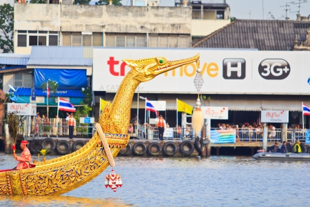 BANGKOK,THAILAND-NO VEMBER 9 Decorated barge parades past the Grand Palace at the Chao Phraya River during Fry the Kathina ceremony cloth of Royal Barge Procession on Nov  9, 2012 in Bangkok,Thailand のeditorial素材