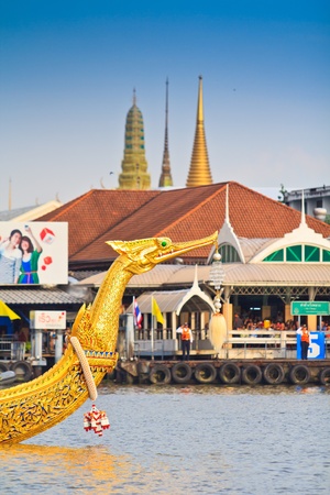 BANGKOK,THAILAND-NO VEMBER 9 Decorated barge parades past the Grand Palace at the Chao Phraya River during Fry the Kathina ceremony cloth of Royal Barge Procession on Nov  9, 2012 in Bangkok,Thailand のeditorial素材