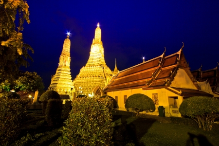 Twilight light Wat Arun in bangkok thailandの写真素材