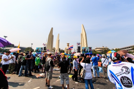 BANGKOK, THAILAND-DECEMBER 9   The big group of protestors to at Democracy monument on Ratchadumnoen road in Bangkok on December 9, 2013 in Bangkok, Thailandのeditorial素材