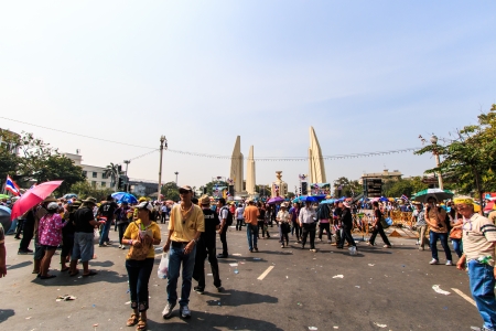BANGKOK, THAILAND-DECEMBER 9   The big group of protestors to at Democracy monument on Ratchadumnoen road in Bangkok on December 9, 2013 in Bangkok, Thailandのeditorial素材