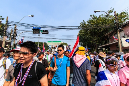 BANGKOK, THAILAND-DECEMBER 9   The big group of protestors to at Democracy monument on Ratchadumnoen road in Bangkok on December 9, 2013 in Bangkok, Thailandのeditorial素材