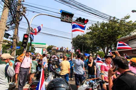 BANGKOK, THAILAND-DECEMBER 9   The big group of protestors to at Democracy monument on Ratchadumnoen road in Bangkok on December 9, 2013 in Bangkok, Thailandのeditorial素材