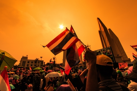 BANGKOK, THAILAND-DECEMBER 9   The big group of protestors to at Democracy monument on Ratchadumnoen road in Bangkok on December 9, 2013 in Bangkok, Thailandのeditorial素材