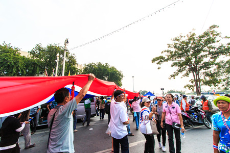 BANGKOK, THAILAND-DECEMBER 9   The big group of protestors to at Democracy monument on Ratchadumnoen road in Bangkok on December 9, 2013 in Bangkok, Thailandのeditorial素材