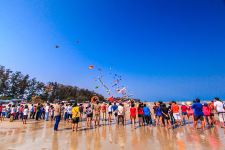 CHA AM BEACH - MARCH 9: 15th Thailand International Kite Festival on March 9th, 2014, Cha Am beach, Phetchaburi province of Thailand.のeditorial素材
