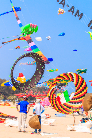 CHA AM BEACH - MARCH 9: 15th Thailand International Kite Festival on March 9th, 2014, Cha Am beach, Phetchaburi province of Thailand.のeditorial素材