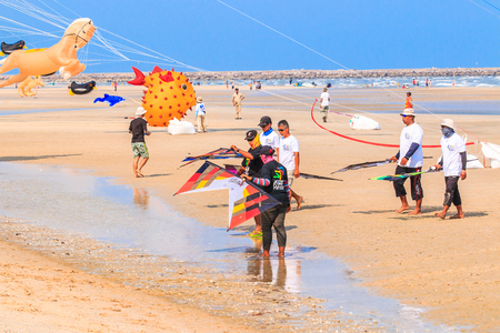 CHA AM BEACH - MARCH 9: 15th Thailand International Kite Festival on March 9th, 2014, Cha Am beach, Phetchaburi province of Thailand.のeditorial素材