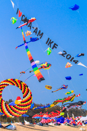CHA AM BEACH - MARCH 9: 15th Thailand International Kite Festival on March 9th, 2014, Cha Am beach, Phetchaburi province of Thailand.のeditorial素材
