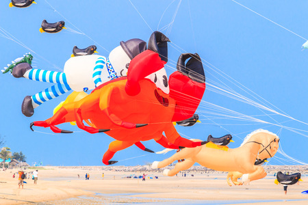 CHA AM BEACH - MARCH 9: 15th Thailand International Kite Festival on March 9th, 2014, Cha Am beach, Phetchaburi province of Thailand.のeditorial素材