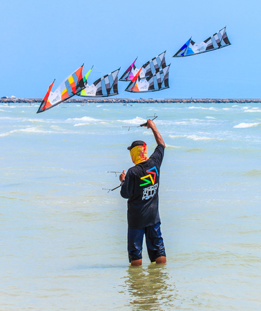 CHA AM BEACH - MARCH 9: 15th Thailand International Kite Festival on March 9th, 2014, Cha Am beach, Phetchaburi province of Thailand.のeditorial素材
