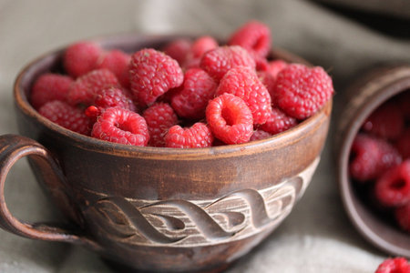 Bowl with tasty ripe raspberries on table, closeupの写真素材