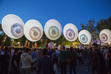 BUCHAREST, ROMANIA - JUNE 1: Cie Off company perform their show Paraboles during the Fifth B-FIT International Street Theater Festival on June 1, 2013 in George Enescu Square, Bucharest, Romania.のeditorial素材