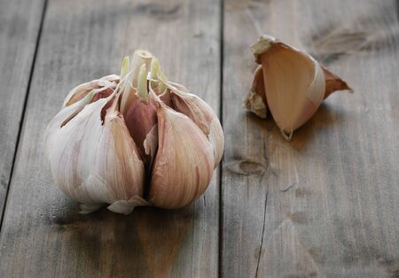 garlic in bulk on a wooden tableの写真素材