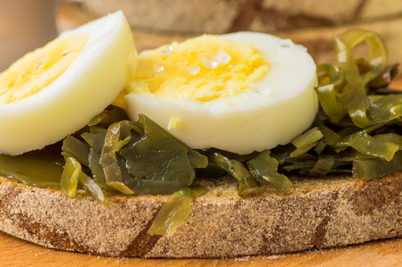 Sandwich with kelp seaweed salad and eggの写真素材