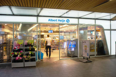 Arnhem, Netherlands - August 10, 2019: Albert Heijn To Go supermarket at Arnhem central stationのeditorial素材