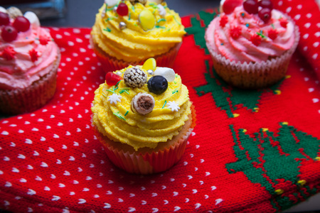 put happy new year decoration on top cupcakesの写真素材