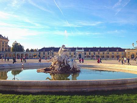Statue with beautiful Schoenbrunn Palaceの素材