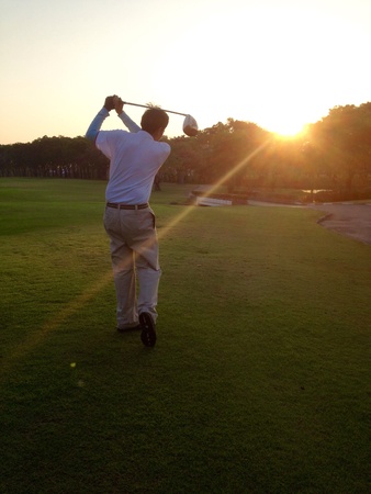 Golfer playing golf in the morningの素材