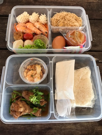 The food box for travel consists of shrimp fried chickenの素材