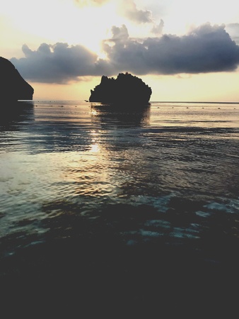 Fluctuations in sea Andaman with mountain background