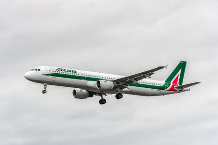 Foto per EI-IXJ Alitalia Airways Airbus a321 Landing in London Heathrow International Airport. England. - Immagine Royalty Free