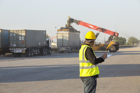 worker inspect number of container for convey to trane