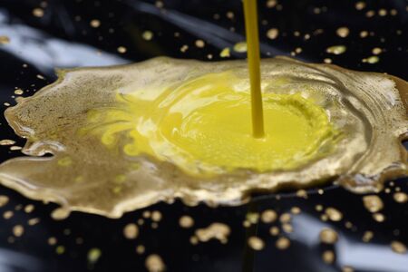 Mixing gold and yellow colors. Art and painting concept.の写真素材