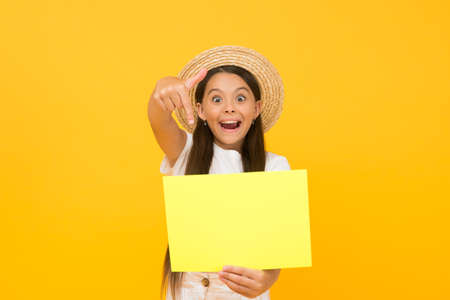 Little girl straw hat showing blank paper copy space, unbelievable chance conceptの写真素材