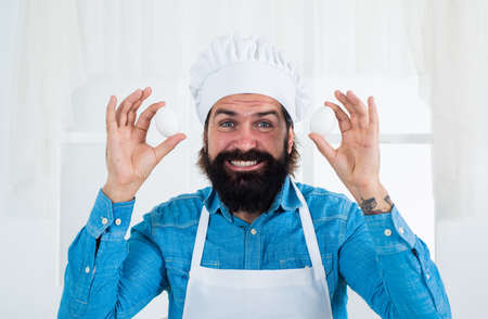 guy chef in hat prepare eggs, how to cook eggの写真素材