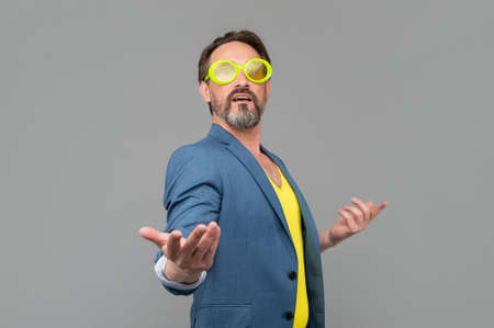 Im the best. Funny old man grey background. Crazy man wear party glasses. Cool greybeard. Humorの写真素材