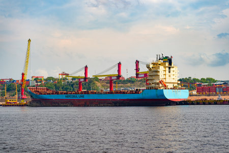 Manaus, Brazil - December 04, 2015: Maersk Bartolomeu dias cargo barge in portのeditorial素材