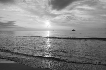 peaceful summer seascape horizon at sunset. seascape horizon at sunset sky. photo of seascape horizon at sunset. seascape horizon at sunset.の写真素材