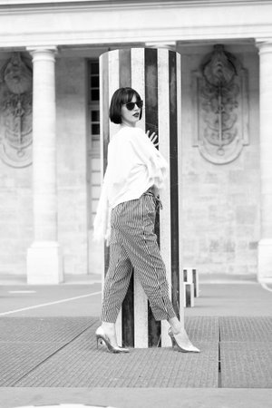 trendy brunette woman standing in the street. trendy brunette woman model. trendy brunette woman outdoor. trendy brunette woman outside.の写真素材
