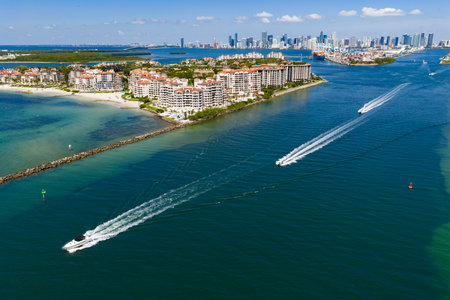 Aerial view of boats on turquoise waters in Miami. Yacht retreat in Miami. Cityscape with sailing vessels in Miami.の写真素材