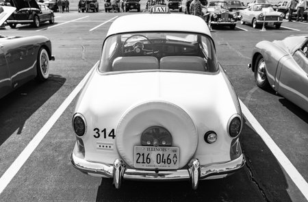 Chicago, Illinois, USA - September 08, 2024: Nash Metropolitan "TAXI" Coupe retro vehicle, front view. Retro taxi. Nash Metropolitan "TAXI" Coupe car. green and white Nash Metropolitan "TAXI" Coupe at Chicagoのeditorial素材